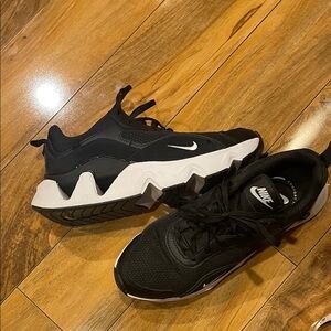 Women’s 9 1/2 Nike RYZ 365 2 tennis shoes